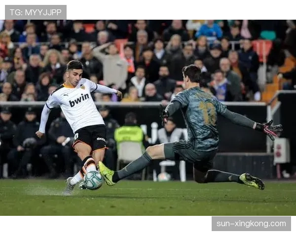 库尔图瓦高位出球如何破解对手防线并强化皇马关键战防守